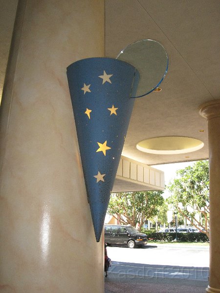 Disneyland 2010 HM Expo 0170.JPG - Lights at the hotel - Part 2